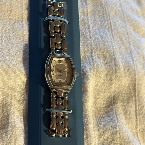 New Quartz Silvertone Ladies Watch -Great Gift!!!! main image 5